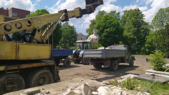 демонтаж військового меморіалу у Бориславі