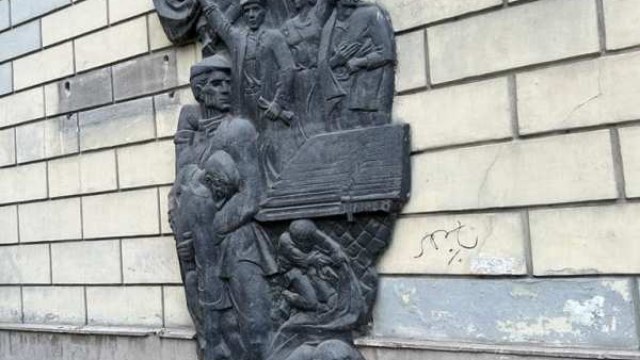 радянська скульптура на вул. Саксаганського