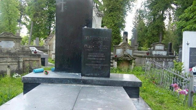 Пам'ятник Юліану Карпінському