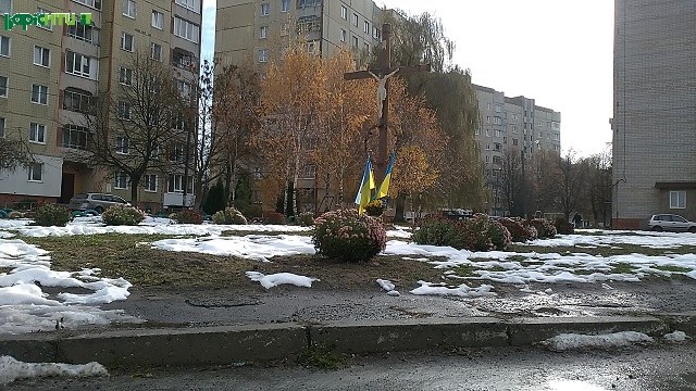 Хрест на місці пам'ятника