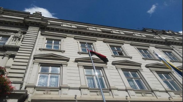 чорно-червоний прапор перед Львівською ОДА