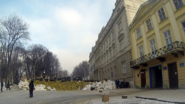 барикади біля Львівської ОДА