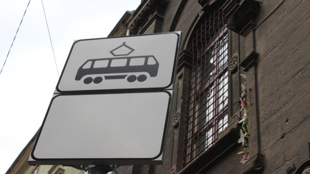 тролейбусна зупинка у Львові