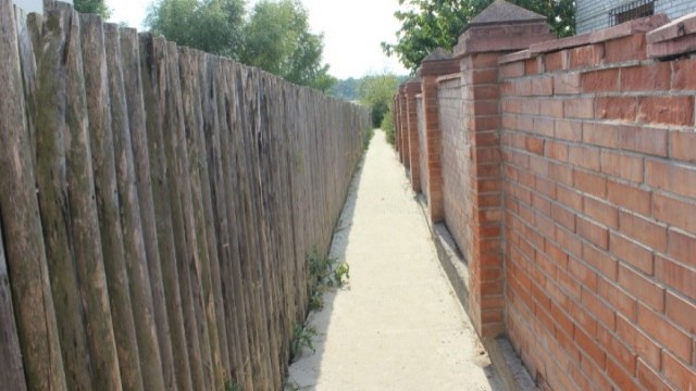 паркан біля озера на Львівщині