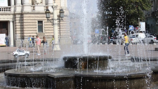 фонтан біля Оперного театру