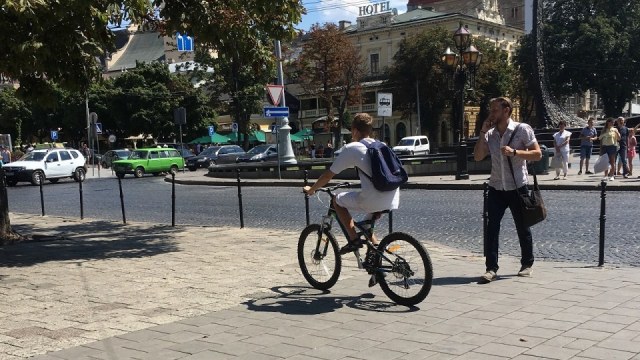 велосипедист у Львові