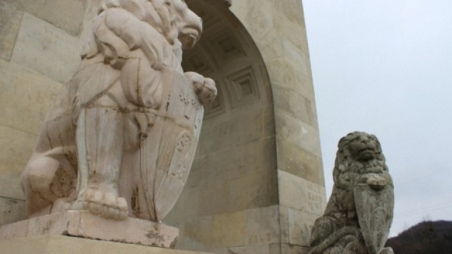 скульптури левів на Цвинтарі орлят